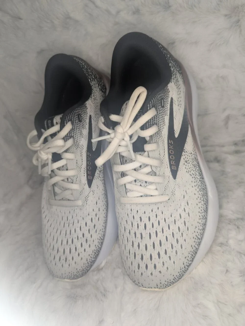 Brooks Ghost 16 Women's Size 8 White Gray Running Shoes EUC